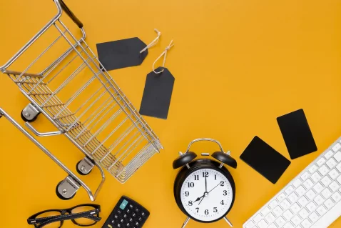 Carrinho de compras, relógio e itens de trabalho representando agilidade no e-commerce em 2026