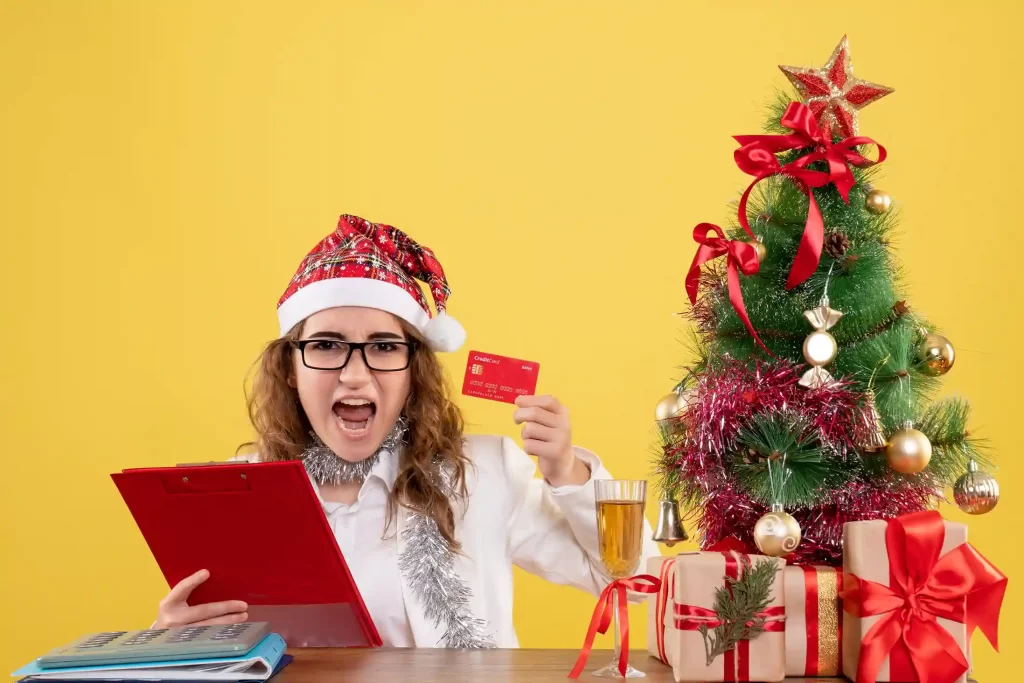 Vendedora analisando dados de visitas no Natal 2026 com seu notebook com cartão de crédito na mão