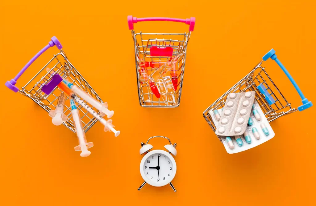 Três carrinhos de compras com medicamentos e seringas ao redor de um relógio em fundo laranja, representando recorrência, necessidade e padrões invisíveis de consumo