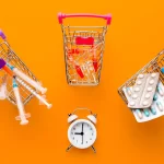 Três carrinhos de compras com medicamentos e seringas ao redor de um relógio em fundo laranja, representando recorrência, necessidade e padrões invisíveis de consumo