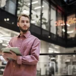 Seller inteligente analisando dados em tablet enquanto observa o mercado offline e planeja estratégias