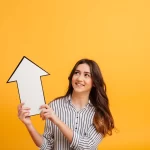 Mulher apontando para crescimento e oportunidades, ilustrando estratégias de como vender mais em janeiro no e-commerce