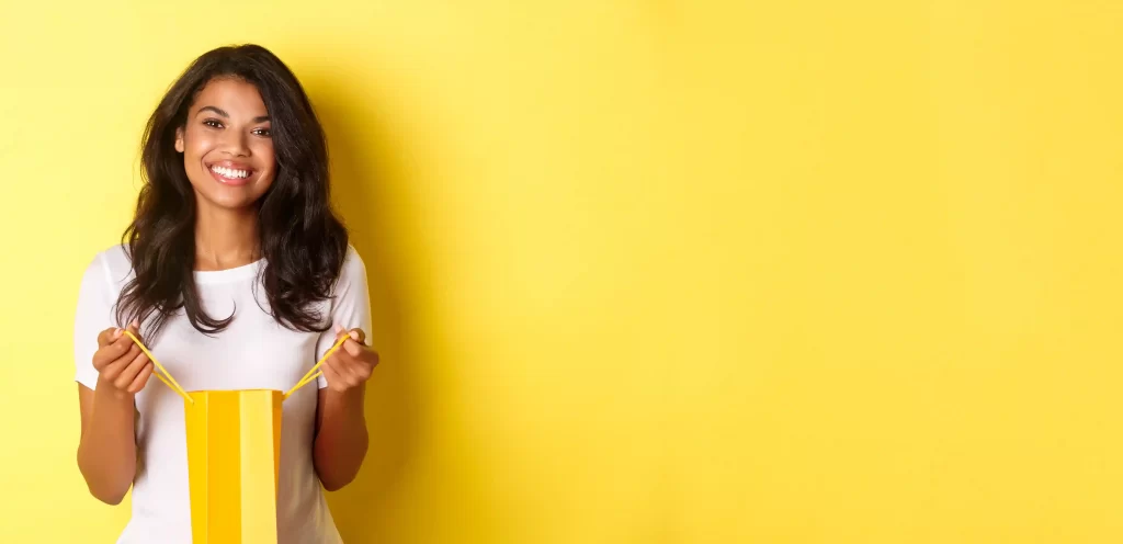 comportamento de compra em janeiro representado por consumidora avaliando compras no início do ano