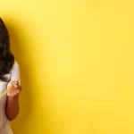 comportamento de compra em janeiro representado por consumidora avaliando compras no início do ano