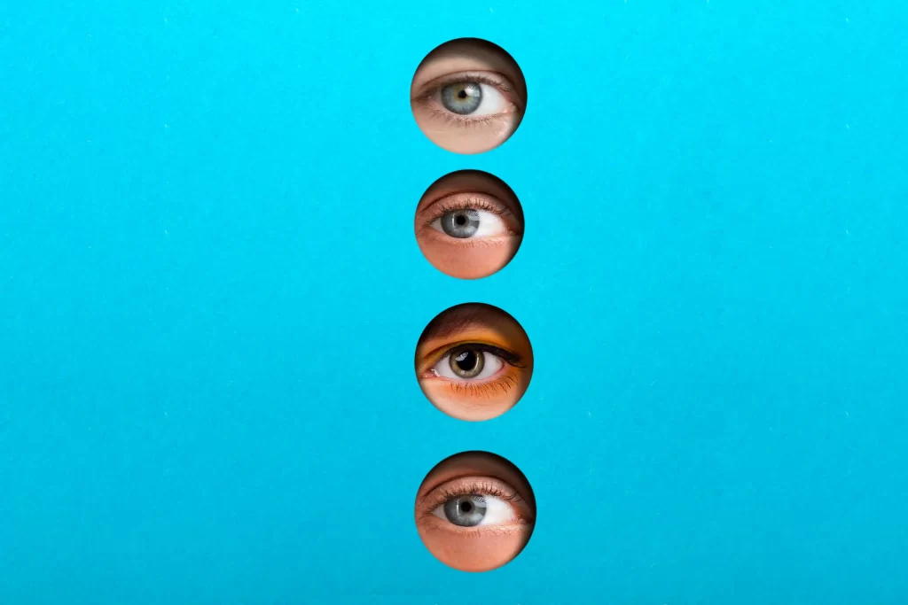 Conjunto de quatro olhos humanos alinhados verticalmente sobre fundo azul