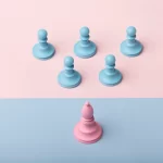 Peça de jogo no formato de peão rosa posicionada sozinha na parte inferior da imagem, enquanto cinco peões azuis estão agrupados na parte superior