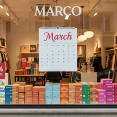 Vitrine de loja com calendário de março exposto e produtos organizados, simbolizando planejamento estratégico para o mês no e-commerce