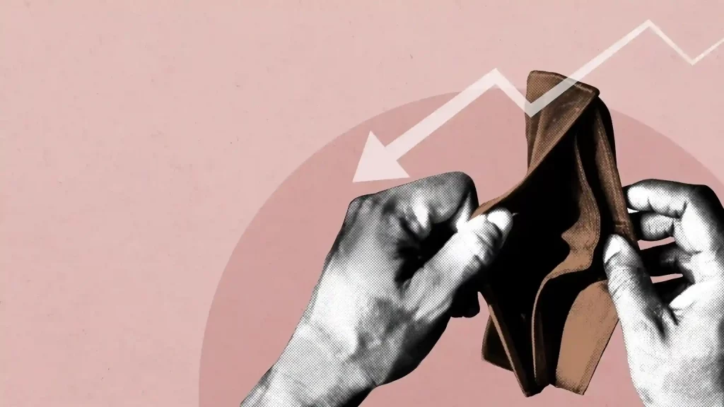 Mãos segurando uma carteira vazia com seta apontando para baixo ao fundo, simbolizando queda de faturamento causada por produto sem vendas