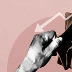 Mãos segurando uma carteira vazia com seta apontando para baixo ao fundo, simbolizando queda de faturamento causada por produto sem vendas