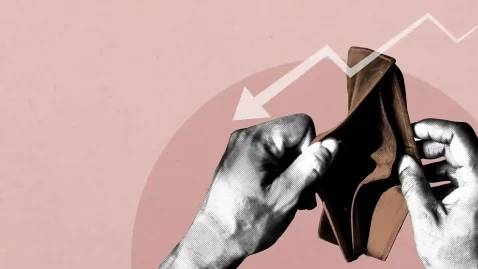 Mãos segurando uma carteira vazia com seta apontando para baixo ao fundo, simbolizando queda de faturamento causada por produto sem vendas
