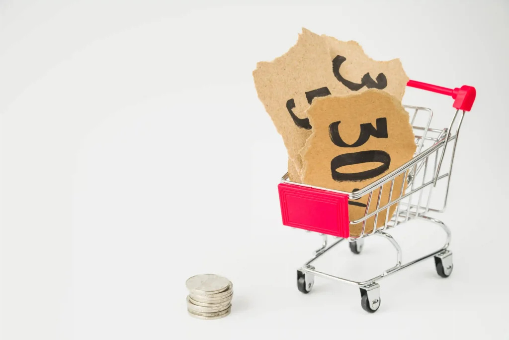 Carrinho de compras com etiquetas de preço e moedas, representando a diferença entre preço e percepção de valor no e-commerce