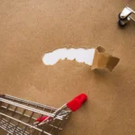 Perfeito — aqui dá pra trabalhar bem o contraste entre preço vs percepção (primeira) e frustração/abandono (segunda) 👇 1️⃣ Imagem do H2 H2: Preço não é o problema — percepção de valor é Tag alt: Carrinho de compras com etiquetas de preço e moedas, representando a diferença entre preço e percepção de valor no e-commerce. Legenda: Nem sempre o problema é o preço — quando o cliente não enxerga valor, até produtos baratos deixam de converter. 2️⃣ Capa do artigo Artigo: Abandono de carrinho: por que o consumidor desiste? Tag alt: Carrinho de compras abandonado ao lado de papel rasgado, simbolizando abandono de carrinho no e-commerce