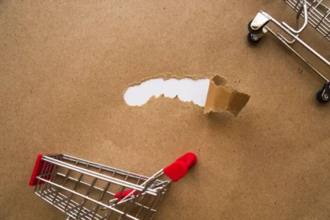 Perfeito — aqui dá pra trabalhar bem o contraste entre preço vs percepção (primeira) e frustração/abandono (segunda) 👇 1️⃣ Imagem do H2 H2: Preço não é o problema — percepção de valor é Tag alt: Carrinho de compras com etiquetas de preço e moedas, representando a diferença entre preço e percepção de valor no e-commerce. Legenda: Nem sempre o problema é o preço — quando o cliente não enxerga valor, até produtos baratos deixam de converter. 2️⃣ Capa do artigo Artigo: Abandono de carrinho: por que o consumidor desiste? Tag alt: Carrinho de compras abandonado ao lado de papel rasgado, simbolizando abandono de carrinho no e-commerce