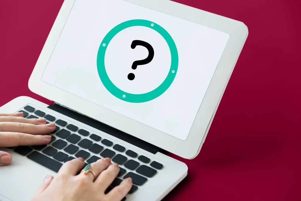 Pessoa digitando em notebook com símbolo de interrogação na tela, simbolizando dúvidas e falta de dados no e-commerce