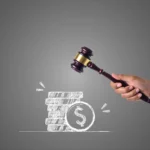 Martelo de juiz sobre moedas simbolizando regras e direitos do vendedor no Mercado Livre e impacto financeiro das decisões da plataforma
