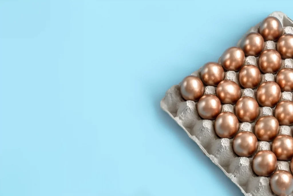 Cartela de ovos dourados representando planejamento de estoque para Páscoa e decisões estratégicas de reposição no e-commerce