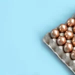 Cartela de ovos dourados representando planejamento de estoque para Páscoa e decisões estratégicas de reposição no e-commerce