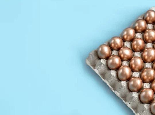 Cartela de ovos dourados representando planejamento de estoque para Páscoa e decisões estratégicas de reposição no e-commerce