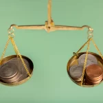 Balança com moedas em cada lado representando a decisão entre desconto e margem nas estratégias de preço no e-commerce