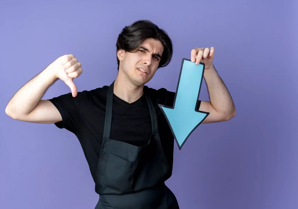 Homem fazendo sinal negativo com o polegar e segurando seta apontando para baixo, representando queda de conversão e problemas no anúncio na gestão de e-commerce