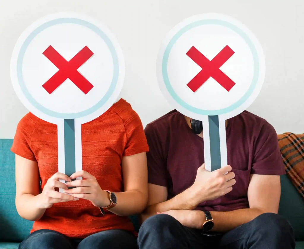 Pessoas segurando placas de reprovação, representando erro estratégico de depender apenas de produtos sazonais no e-commerce.