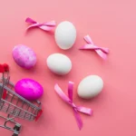 Ovos de Páscoa ao lado de carrinho de compras, representando transição para novos produtos com alta demanda após a data sazonal