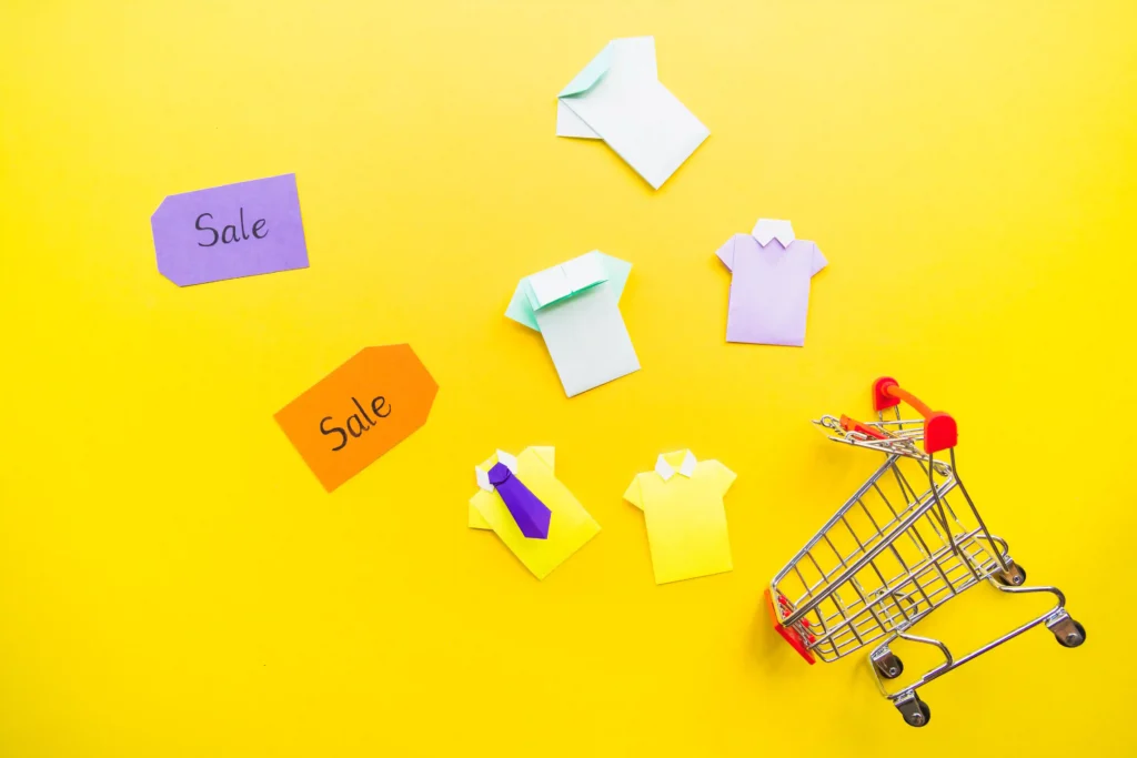 Carrinho de compras com etiquetas de promoção e produtos ilustrados, representando escolha de produtos baratos para vender no e-commerce