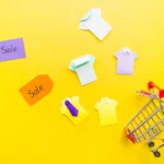 Carrinho de compras com etiquetas de promoção e produtos ilustrados, representando escolha de produtos baratos para vender no e-commerce