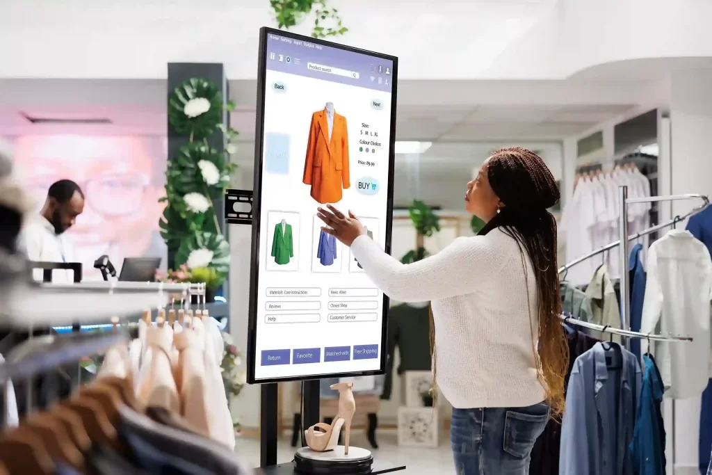 Consumidora interagindo com tela digital de produtos em loja representando anúncios e experiência de compra no retail media
