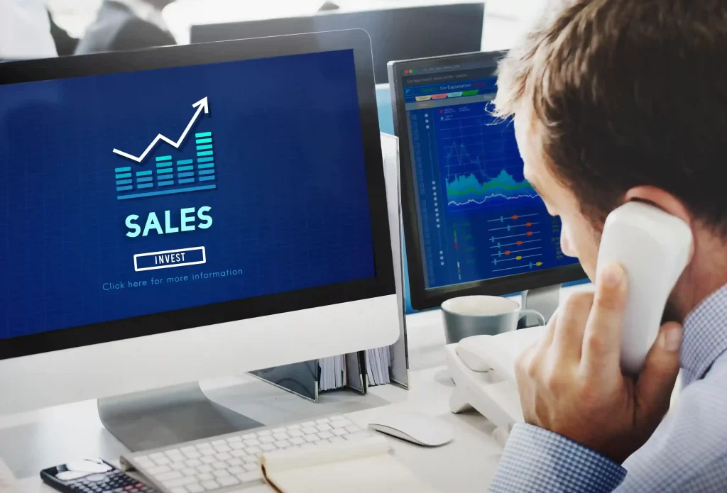 Profissional analisando gráficos de vendas no computador representando crescimento do varejo e análise de dados no e-commerce