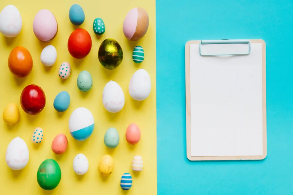 Ovos de Páscoa coloridos ao lado de prancheta com checklist, representando planejamento de vendas na Páscoa 2026