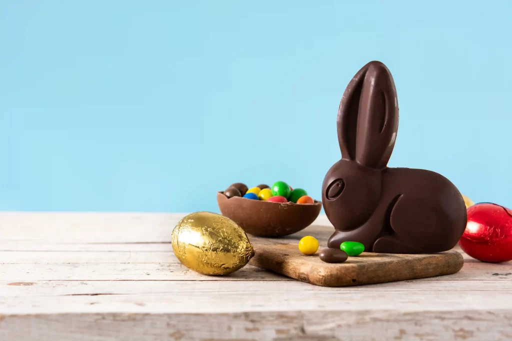 Coelho de chocolate e ovos decorados representando vendas na Páscoa e produtos típicos da data no e-commerce
