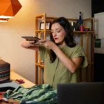 Vendedora fotografando produto para anúncio online, representando estratégias para vender mais no Mercado Livre em 2026
