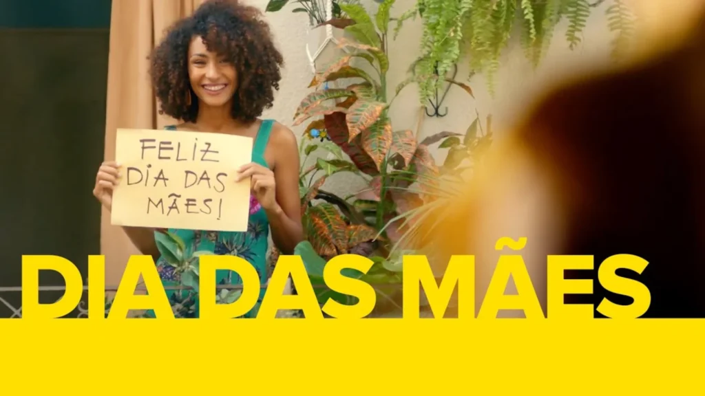 Mulher sorrindo segurando cartaz escrito Feliz Dia das Mães em campanha do Mercado Livre, ilustrando como vender no Dia das Mães pelo Mercado Livre