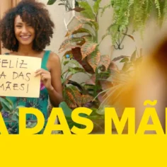 Mulher sorrindo segurando cartaz escrito Feliz Dia das Mães em campanha do Mercado Livre, ilustrando como vender no Dia das Mães pelo Mercado Livre