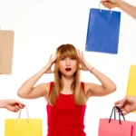 Consumidora cercada por sacolas de compras representando o comportamento consumidor 2026 e o excesso de opções no e-commerce