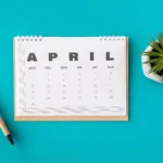 Calendário do mês de abril com itens de escritório, representando planejamento estratégico de vendas no e-commerce após a Páscoa.