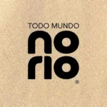 Logo oficial do evento Todo Mundo no Rio em fundo texturizado bege, marca registrada do festival que recebe o show da Shakira no Rio de Janeiro em 2026