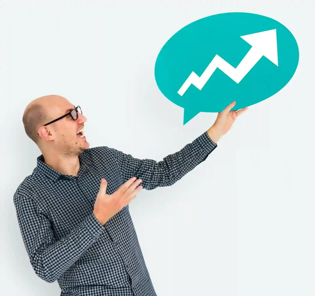 Pessoa segurando balão em formato de gráfico ascendente, simbolizando aumento nas vendas do varejo
