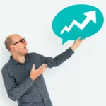 Pessoa segurando balão em formato de gráfico ascendente, simbolizando aumento nas vendas do varejo