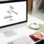 Vendedor analisando martelo de juiz na tela do computador, ilustrando os erros jurídicos no e-commerce que colocam em risco a operação no Mercado Livre