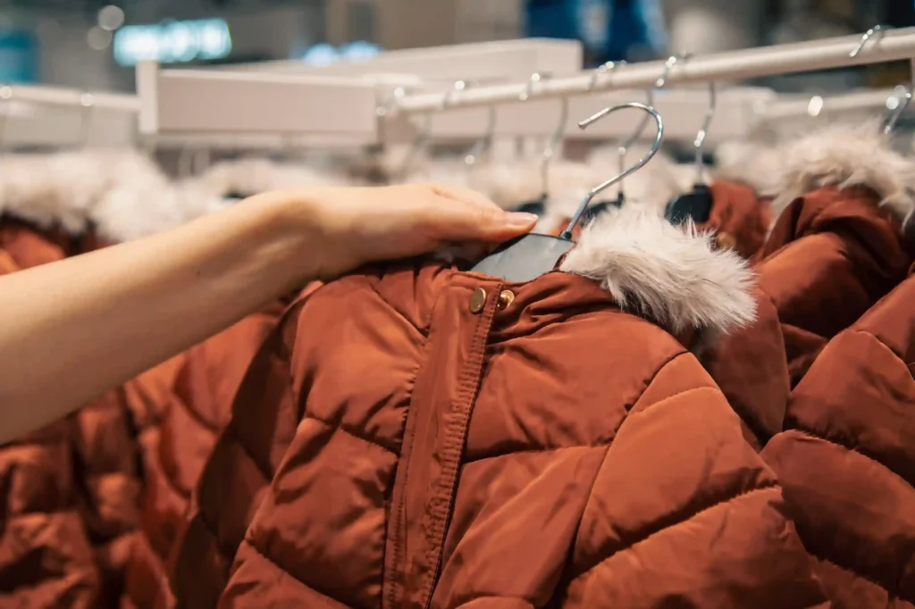 Jaquetas infantis em cabideiros de loja — produtos inverno MeLi com demanda estável