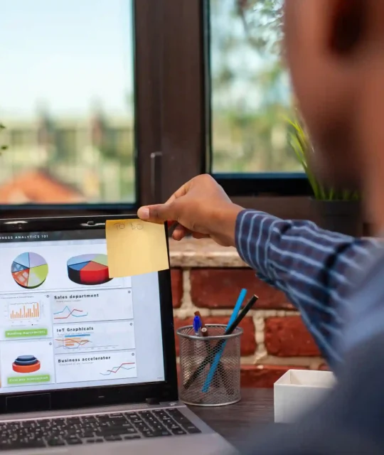 Pessoa analisando dashboard de analytics no laptop para identificar o momento certo de entrar em uma categoria usando o Monitor de Produtos da JoomPulse