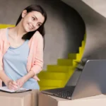 Empreendedora anotando em prancheta ao lado de caixas e notebook, ilustrando como negociar com fornecedor no e-commerce e melhorar a margem sem aumentar volume