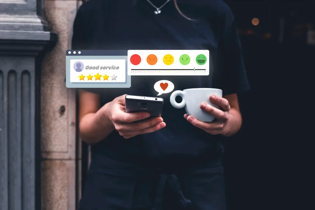 Pessoa segurando smartphone com avaliações e escala de satisfação em emojis, ilustrando como a reputação no Mercado Livre afeta diretamente as vendas