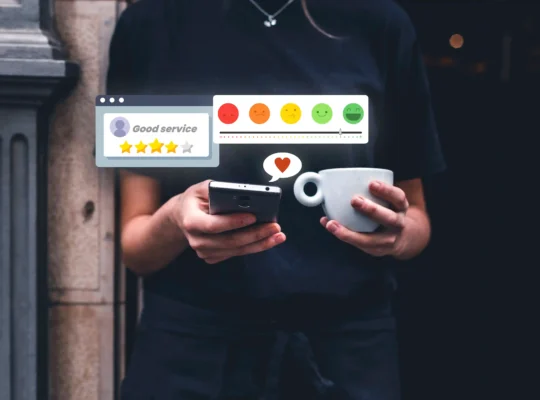 Pessoa segurando smartphone com avaliações e escala de satisfação em emojis, ilustrando como a reputação no Mercado Livre afeta diretamente as vendas