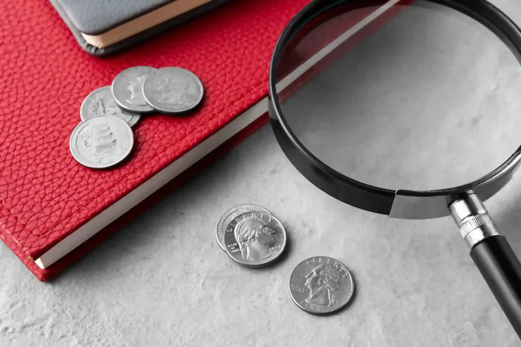 Lupa sobre moedas e caderno vermelho, representando a análise dos riscos da reforma tributária para o vendedor no marketplace e a obrigatoriedade de nota fiscal no Mercado Livre em 2026