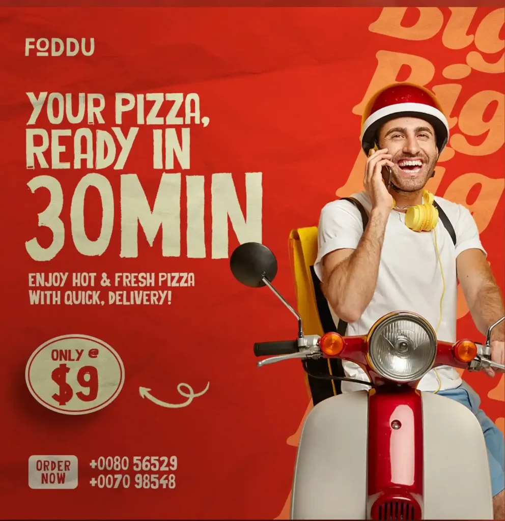 Entregador de capacete vermelho sorrindo ao telefone enquanto pilota scooter, com cartaz publicitário de delivery de pizza ao fundo