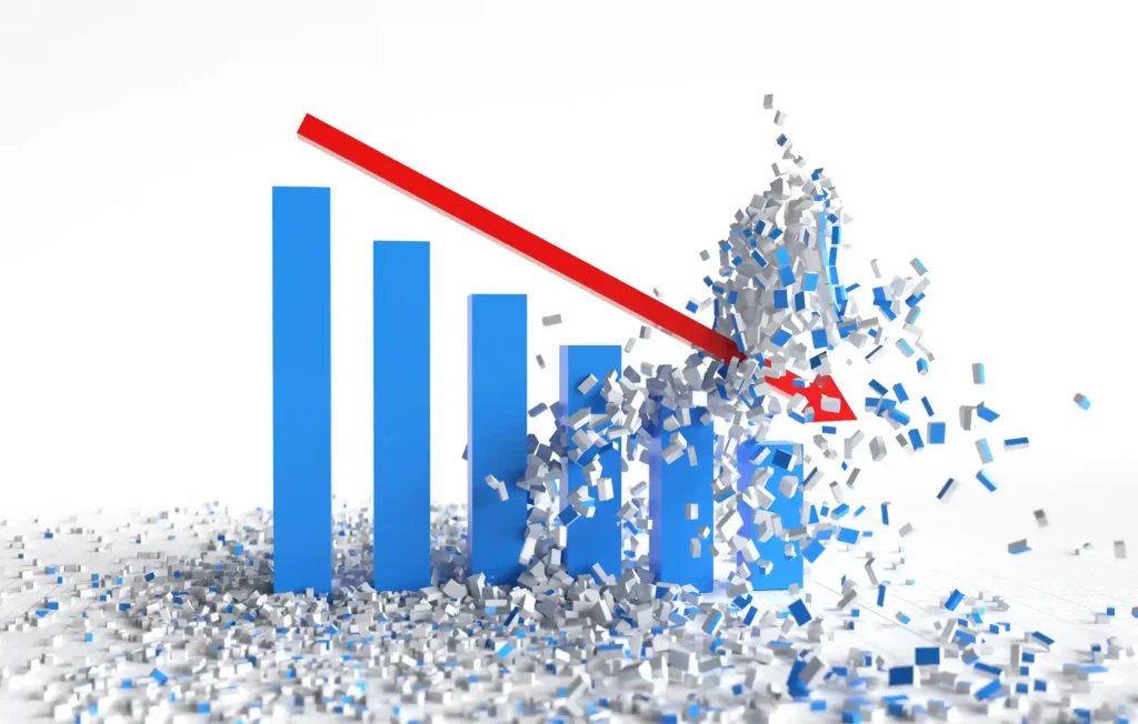 Gráfico de barras azuis decrescentes com seta vermelha diagonal se fragmentando em cacos, fundo branco