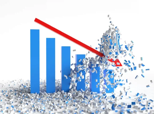 Gráfico de barras azuis decrescentes com seta vermelha diagonal se fragmentando em cacos, fundo branco